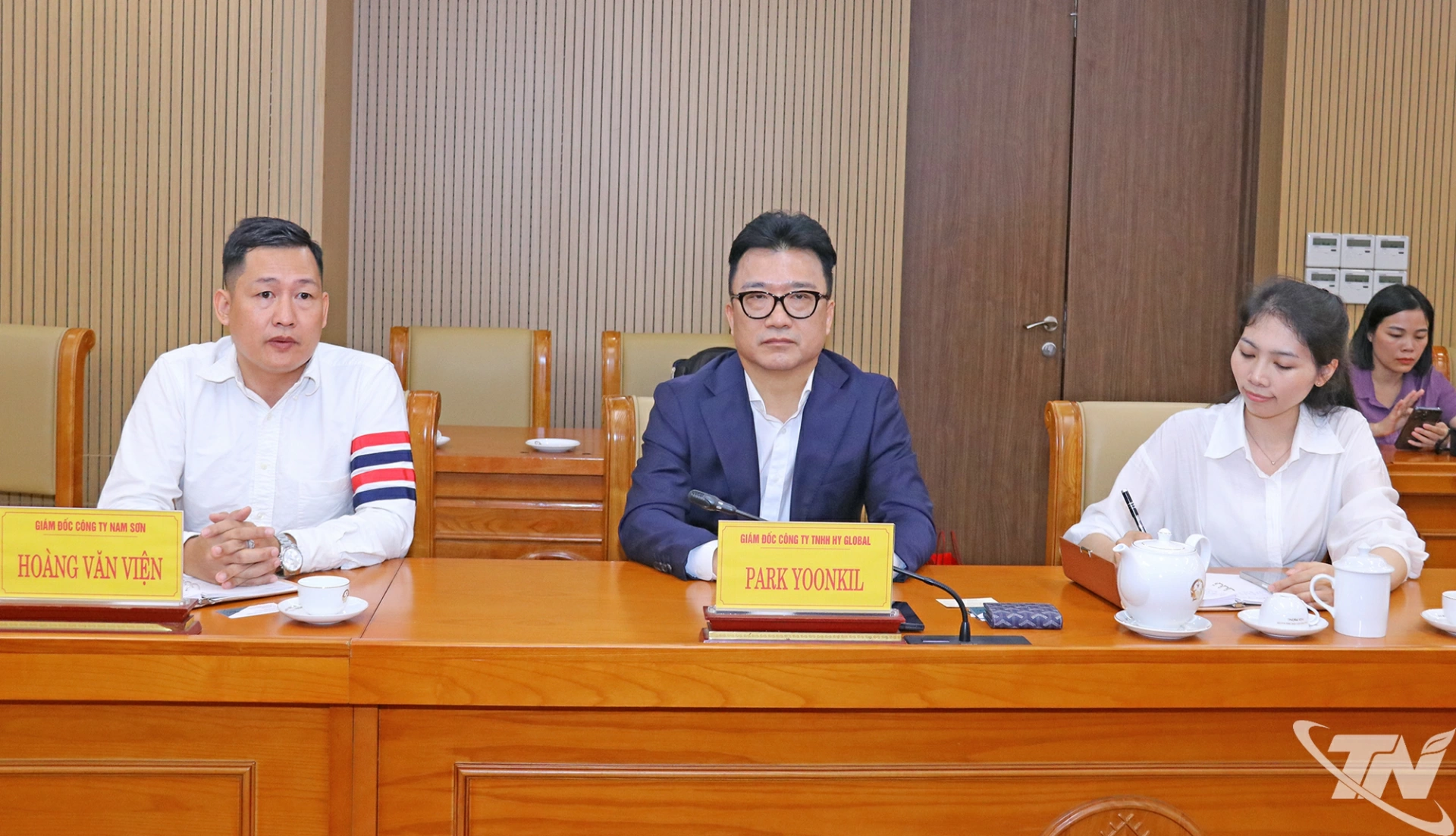 Các đại biểu dự buổi làm việc.