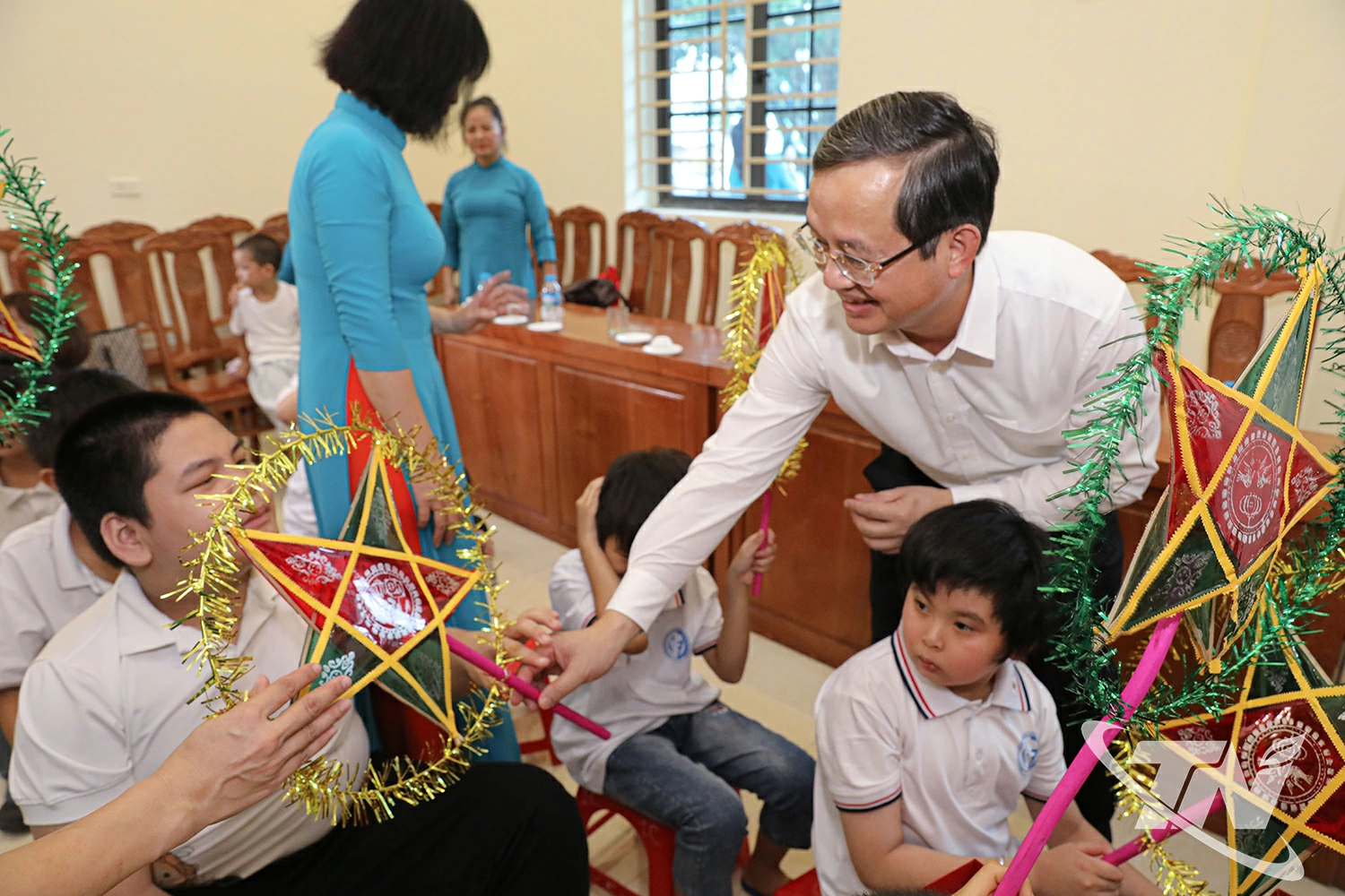 Đồng chí Chủ tịch UBND tỉnh Thái Nguyên Phạm Hoàng Sơn Đồng chí Bí thư Tỉnh ủy Thái Nguyên Trịnh Xuân Trường tặng quà trung thu các em học sinh Trung tâm Hỗ trợ phát triển giáo dục hòa nhập Thái Nguyên.