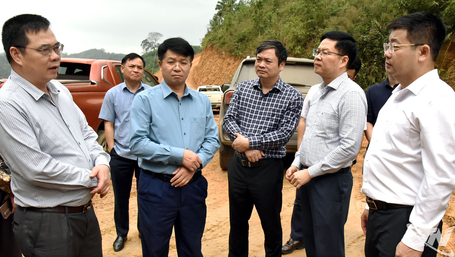 Đoàn công tác kiểm tra vị trí đổ thải tại thôn Phiêng Khảo, xã Thanh Mai.