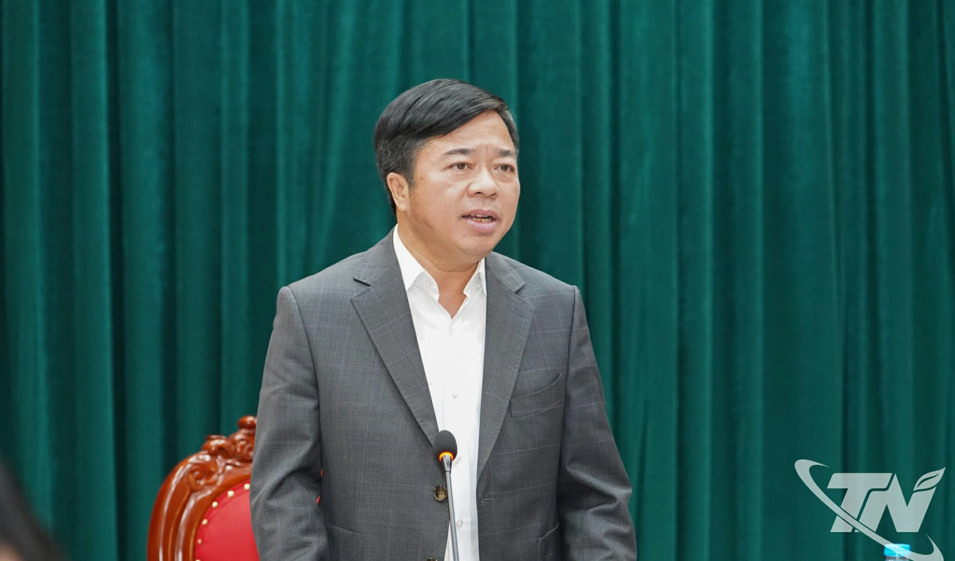 Đồng ch&iacute; Ph&oacute; Chủ tịch Thường trực UBND tỉnh B&ugrave;i Văn Lương ph&aacute;t biểu kết luận Hội nghị.