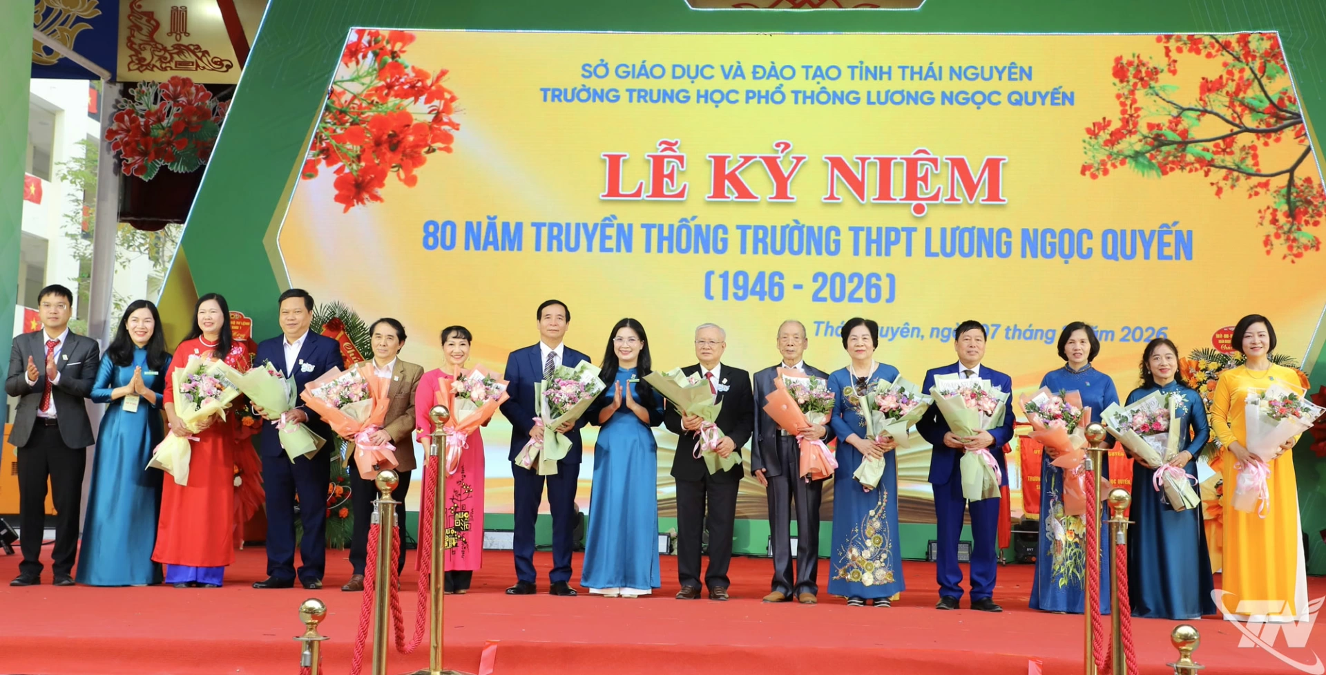 Tặng hoa các thầy, cô giáo nguyên hiệu trưởng, phó hiệu trưởng qua các thời kỳ.