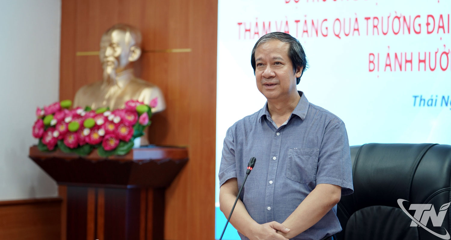 Bộ trưởng Bộ Giáo dục và Đào tạo Nguyễn Kim Sơn chia sẻ với những khó khăn của Trường Đại học Sư phạm sau cơn bão số 11