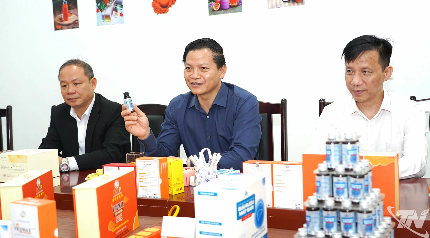 Đồng chí Chủ tịch UBND tỉnh thăm cơ sở sản xuất của Công ty CP Công nghệ dược liệu Bắc Hà (phường Bắc Kạn).