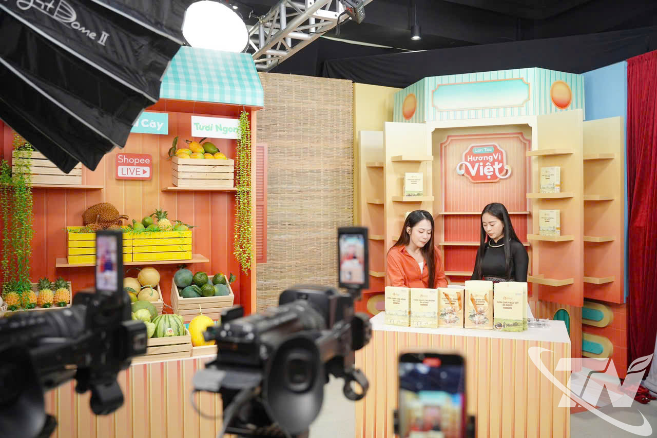 “Gian hàng Bản Việt - Thái Nguyên” tham gia phiên livestream quảng bá nông sản địa phương trên Shopee.