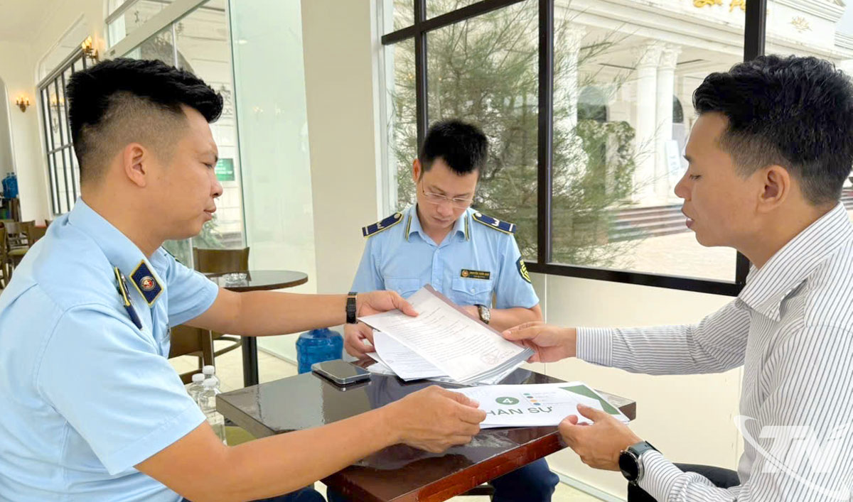 Cán bộ Đội Quản lý thị trường số 2 tăng cường kiểm giám sát chặt chẽ hoạt động bán hàng đa cấp.