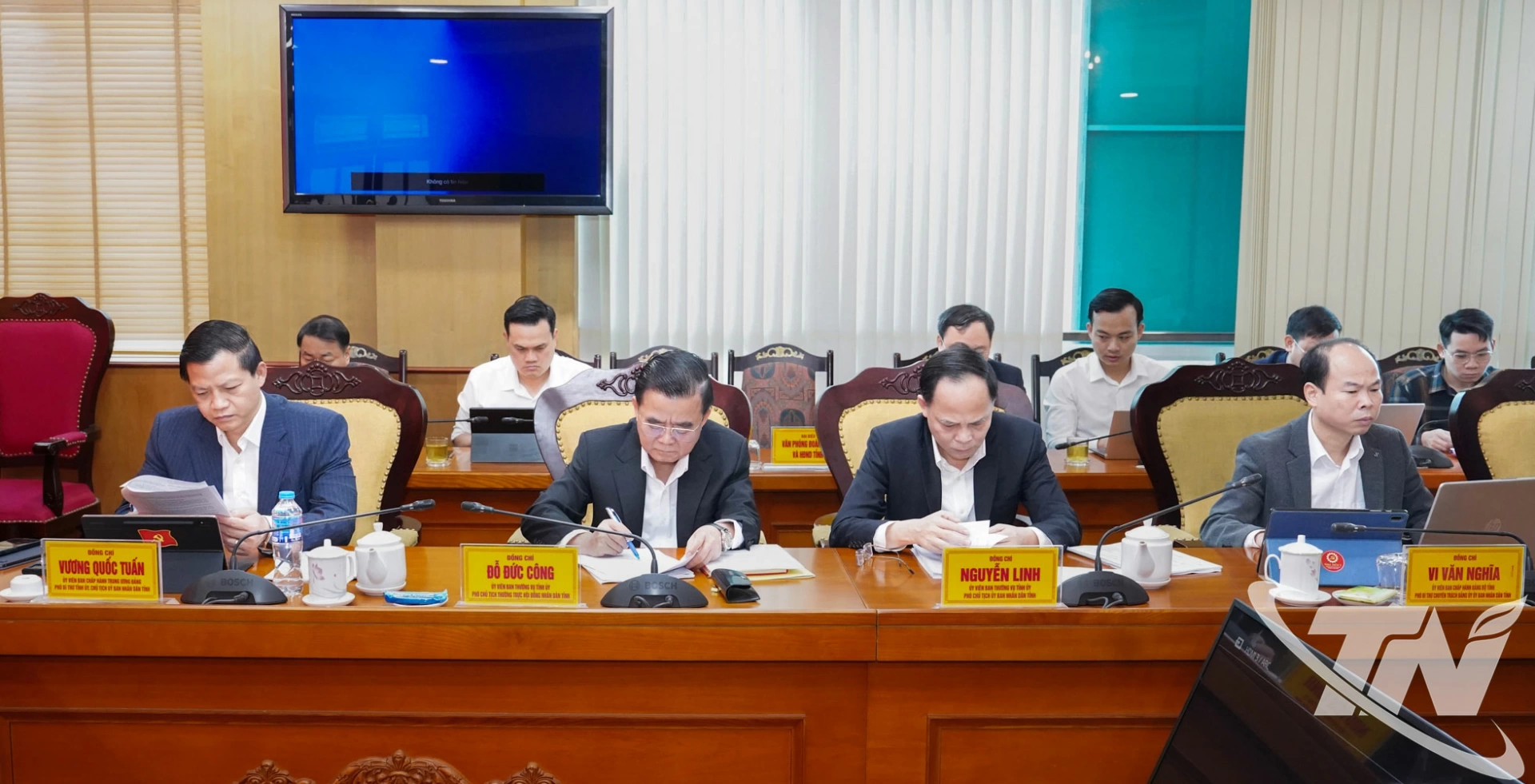 Đồng chí Chủ tịch UBND tỉnh Vương Quốc Tuấn và các đại biểu dự Hội nghị.