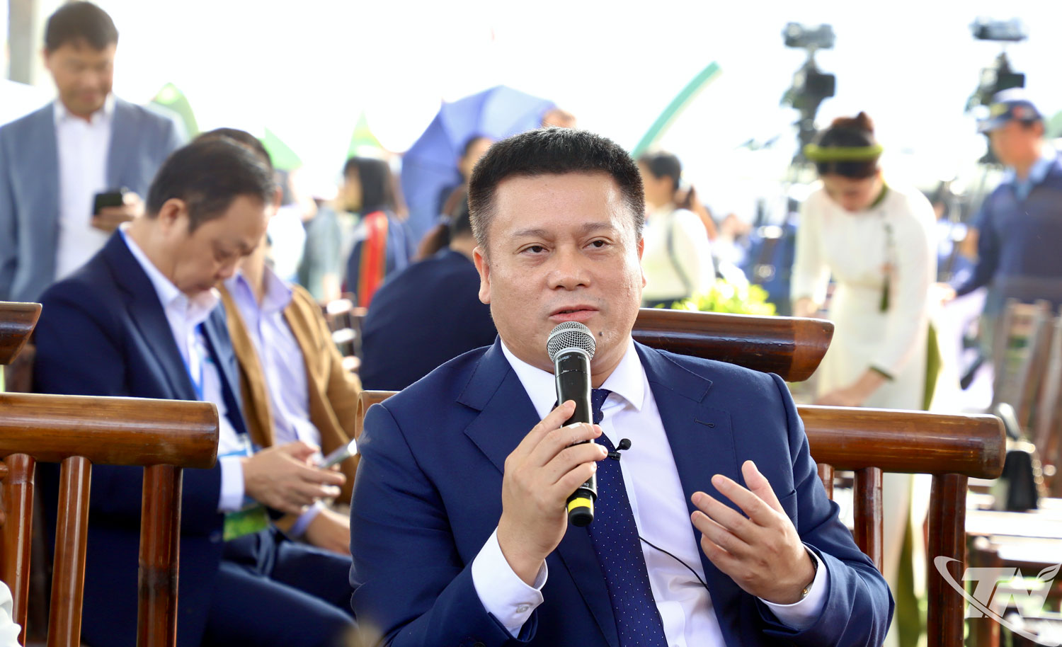 &Ocirc;ng B&ugrave;i B&aacute; Ch&iacute;nh, Gi&aacute;m đốc Trung t&acirc;m m&atilde; số, m&atilde; vạch quốc gia, Ủy ban Ti&ecirc;u chuẩn, đo lường chất lượng quốc gia (Bộ Khoa học v&agrave; C&ocirc;ng nghệ), trao đổi tại Tọa đ&agrave;m.