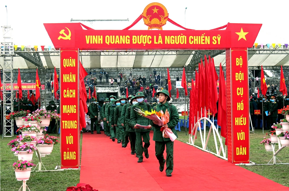 C&aacute;c t&acirc;n binh h&agrave;o hứng l&ecirc;n đường t&ograve;ng qu&acirc;n.