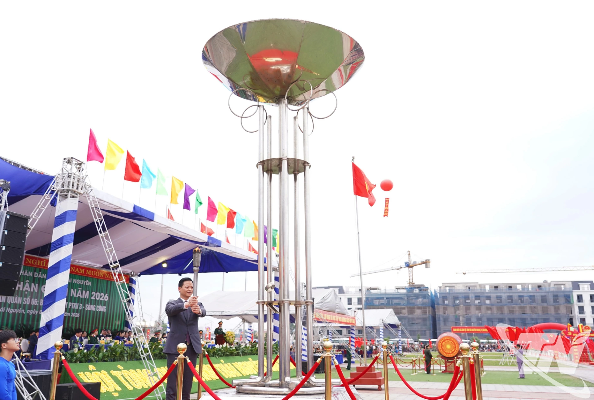 Đồng chí Vương Quốc Tuấn thực hiện nghi thức đốt đuốc truyền thống tại Lễ giao, nhận quân năm 2026.