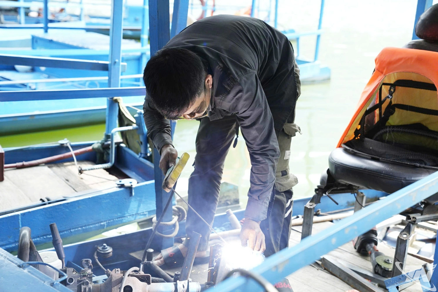 Người dân tại Khu du lịch hồ Ba Bể sửa chữa, gia cố xuồng, thuyền trước mùa mưa bão.