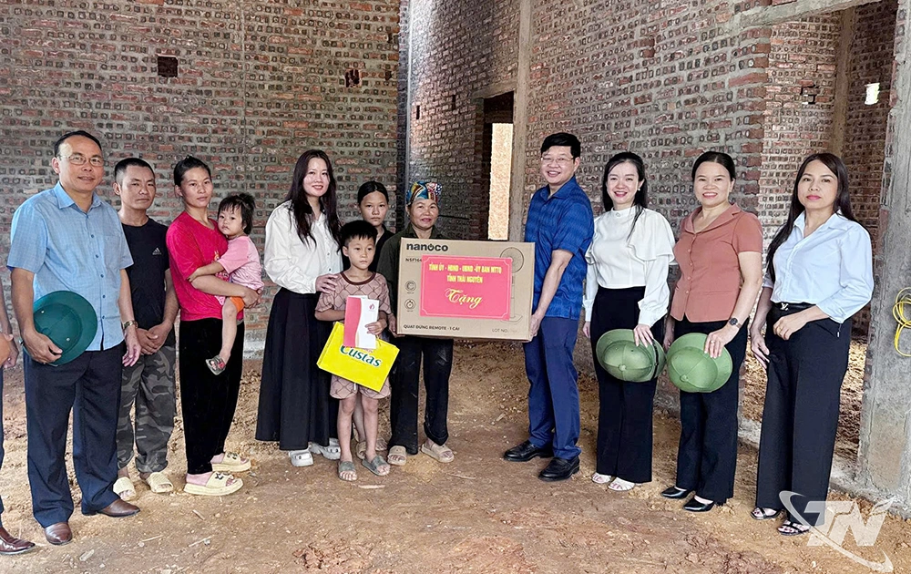 Đoàn công tác tặng quà hộ gia đình bà Đặng Thị Báo, thôn Nà Nguộc, xã Tân Kỳ.