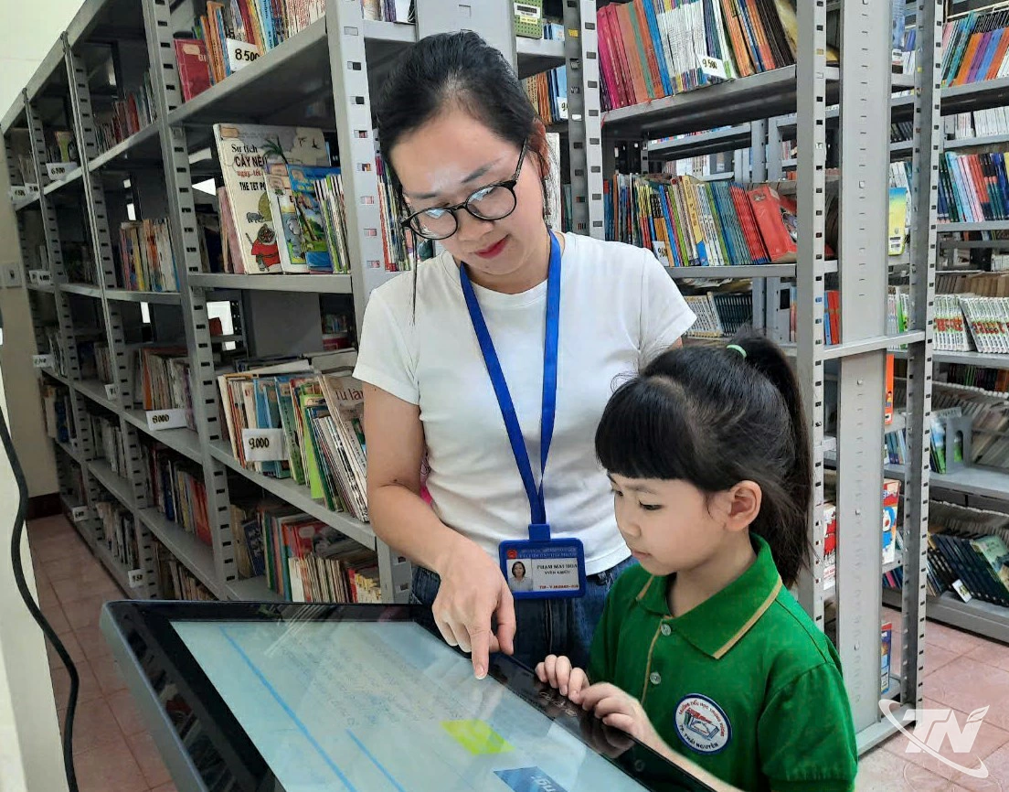 Cán bộ phòng đọc Thư viện tỉnh hướng dẫn bạn đọc kỹ năng khai thác   thông tin trên hệ thống thư viện số.