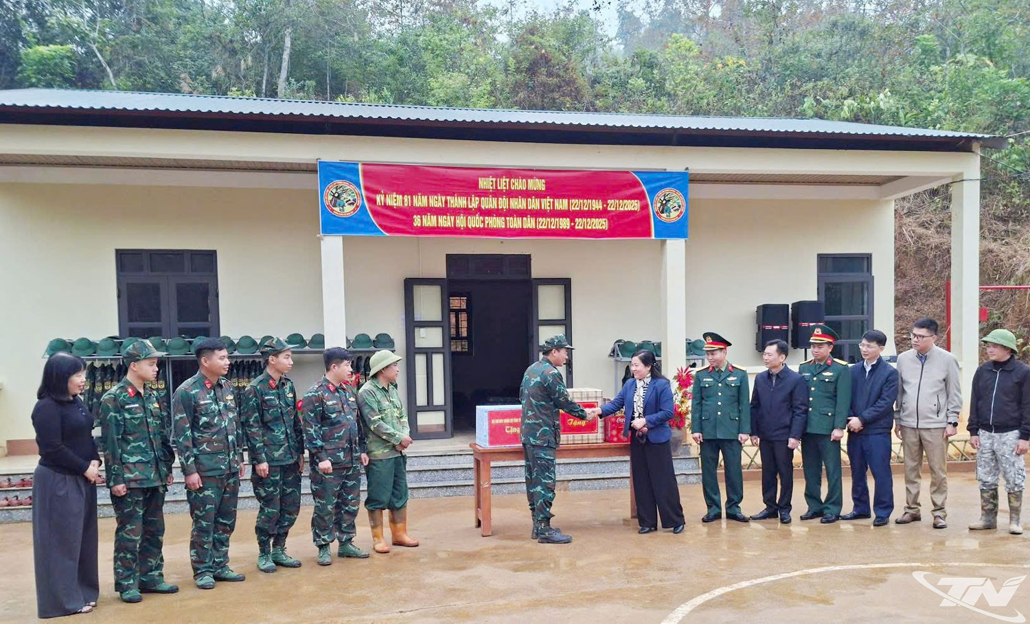 C&aacute;c đồng ch&iacute; Đỗ Thị Minh Hoa- Ủy vi&ecirc;n Ban Thường vụ Tỉnh ủy, Trưởng ban Tuy&ecirc;n gi&aacute;o v&agrave; D&acirc;n vận Tỉnh ủy;&nbsp;Đại t&aacute; Phan Quyết Thắng-&nbsp;Ph&oacute; Ch&iacute;nh ủy Bộ CHQS tỉnh đến thăm, động vi&ecirc;n c&aacute;n bộ, chiến sĩ Trung đo&agrave;n 246&nbsp;tại&nbsp;x&atilde; Thượng Quan.