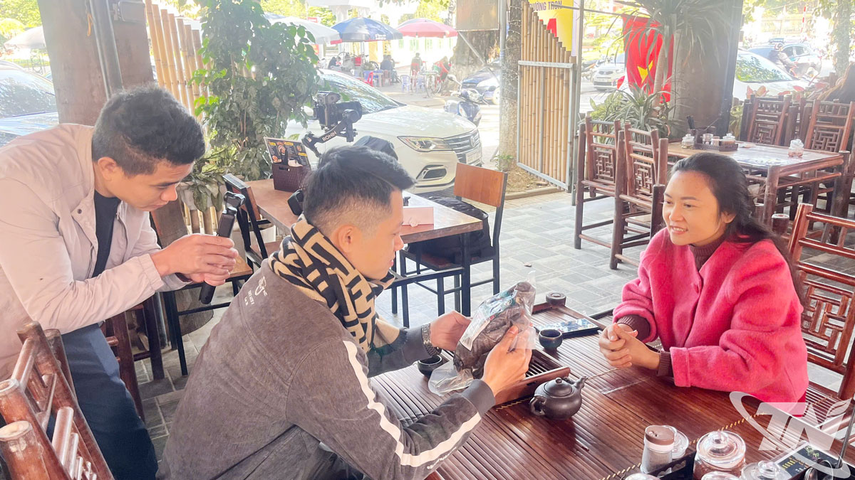 HTX nông nghiệp dược liệu Thiên Phúc (xã Đồng Hỷ) xây dựng các video clip quảng bá về sản phẩm gà H’Mông được chăn thảo dược đăng tải trên trang Chothainguyen.vn.