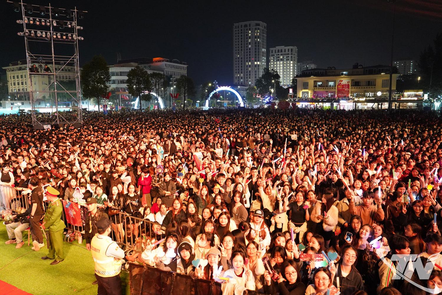 Sự kiện văn h&oacute;a, nghệ thuật quy m&ocirc; lớn, thu h&uacute;t đ&ocirc;ng đảo nh&acirc;n d&acirc;n v&agrave; du kh&aacute;ch tham dự.