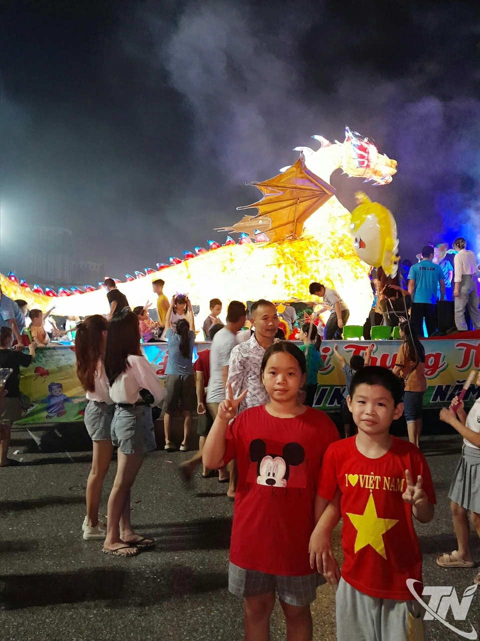 Đông đảo người dân và trẻ em thích thú xem màn trình diễn thi rước đèn dịp Tết Trung thu.