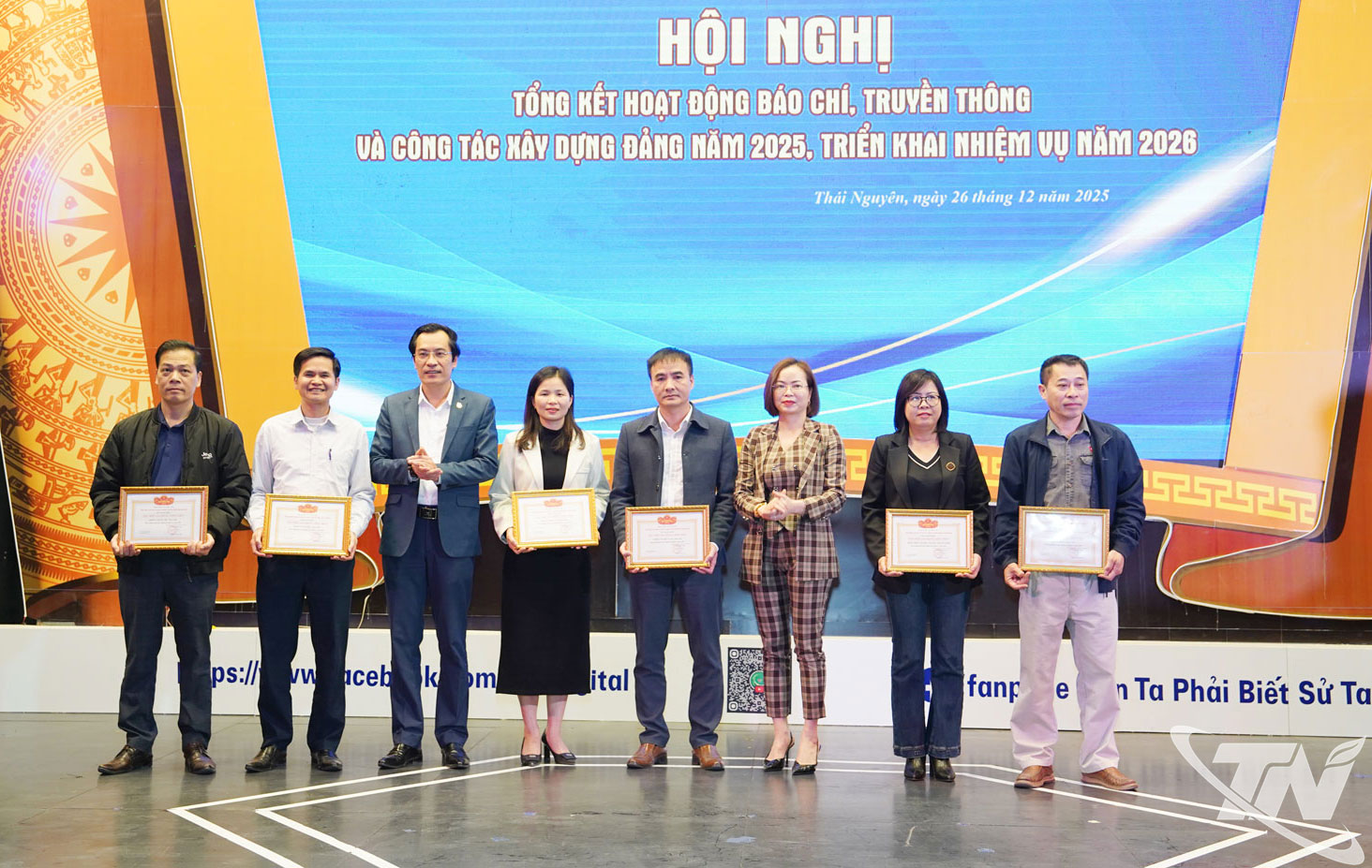 L&atilde;nh đạo B&aacute;o v&agrave; Ph&aacute;t thanh, Truyền h&igrave;nh Th&aacute;i Nguy&ecirc;n trao danh hiệu &ldquo;Tập thể Lao động ti&ecirc;n tiến&rdquo; năm 2025.