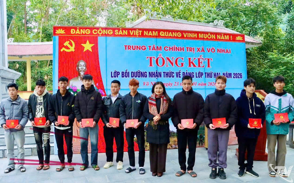 Quần chúng ưu tú hoàn thành chương trình khóa học.