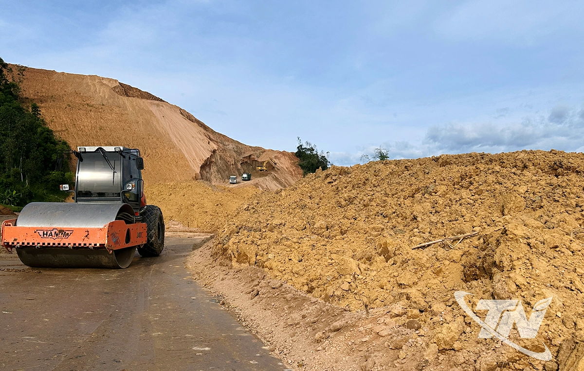  Do thiếu bãi tập kết đất đá thừa nên nhà thầu thi công tuyến Chợ Mới - Bắc Kạn phải tập kết tạm thời sang bên lề đường, chờ có bãi đổ   mới vận chuyển tiếp.