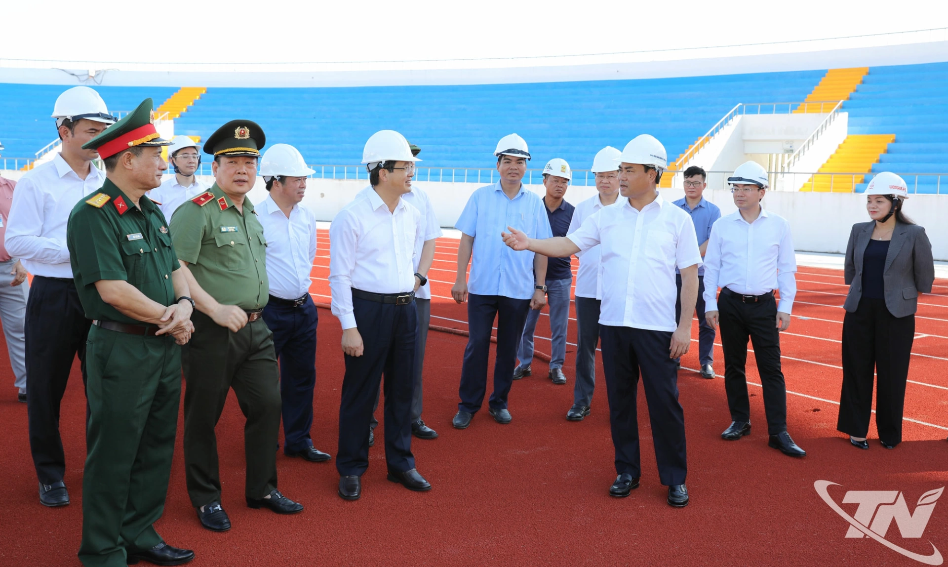 Các đồng chí lãnh đạo tỉnh kiểm tra Dự án Sân vận động tỉnh.