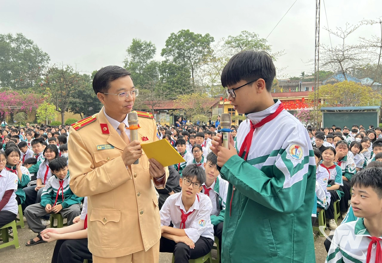 Cán bộ Phòng Cảnh sát giao thông đã tuyên truyền các quy định cơ bản của pháp luật về trật tự, an toàn giao thông cho học sinh trường THCS Hương Sơn.