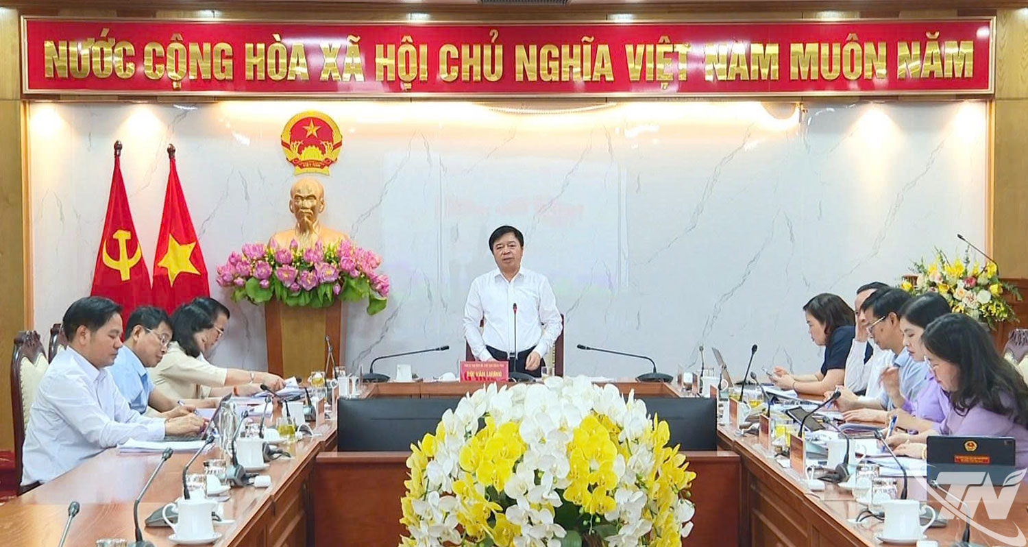 Đồng chí Bùi Văn Lương, Phó Bí thư Tỉnh ủy, Chủ tịch HĐND tỉnh chủ trì phiên họp.