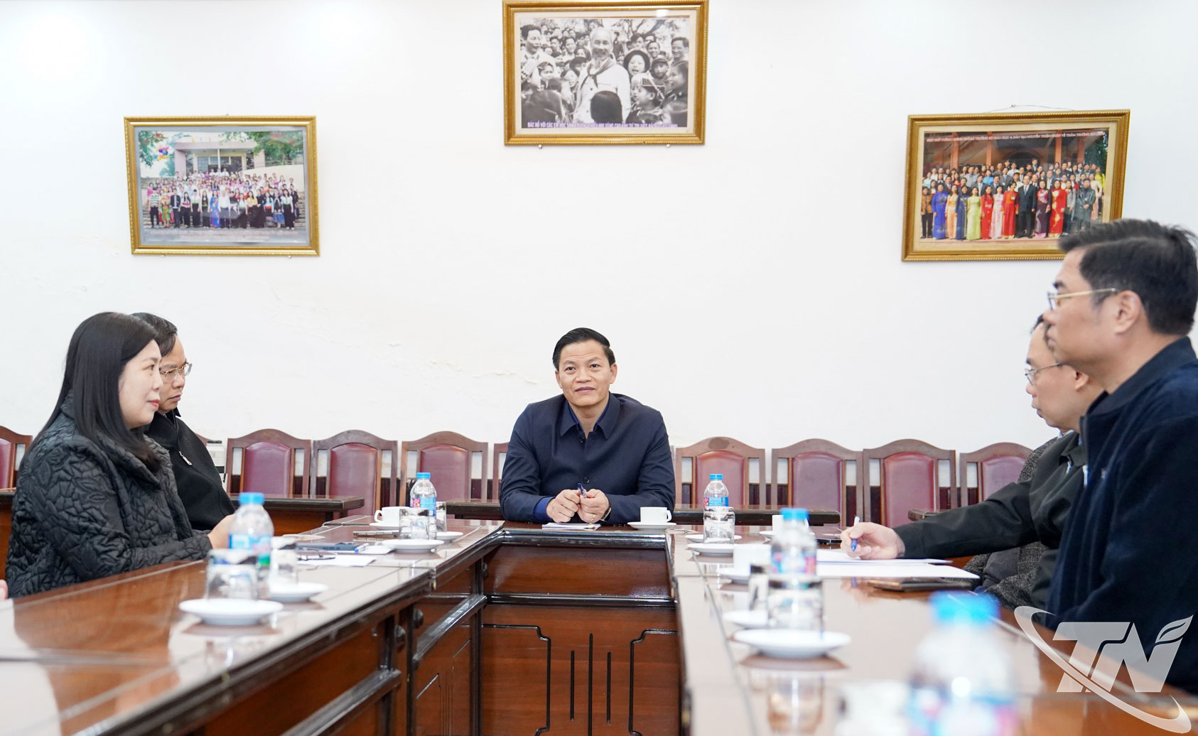 Đồng ch&iacute; Chủ tịch UBND tỉnh Vương Quốc Tuấn l&agrave;m việc với Ban Gi&aacute;m hiệu Trường Phổ th&ocirc;ng V&ugrave;ng cao Việt Bắc.