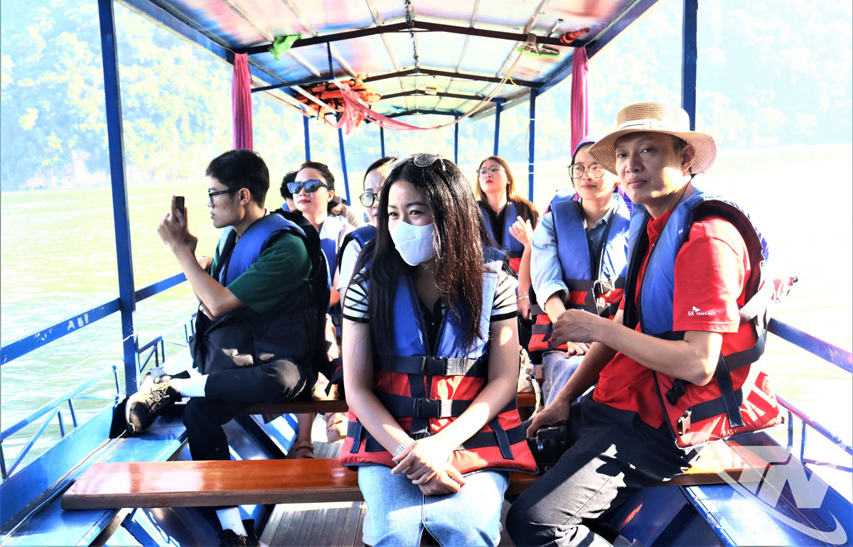 Du khách chấp hành nghiêm chỉnh việc mang áo phao khi đi thuyền ngắm cảnh quan hồ Ba Bể, xã Ba Bể.
