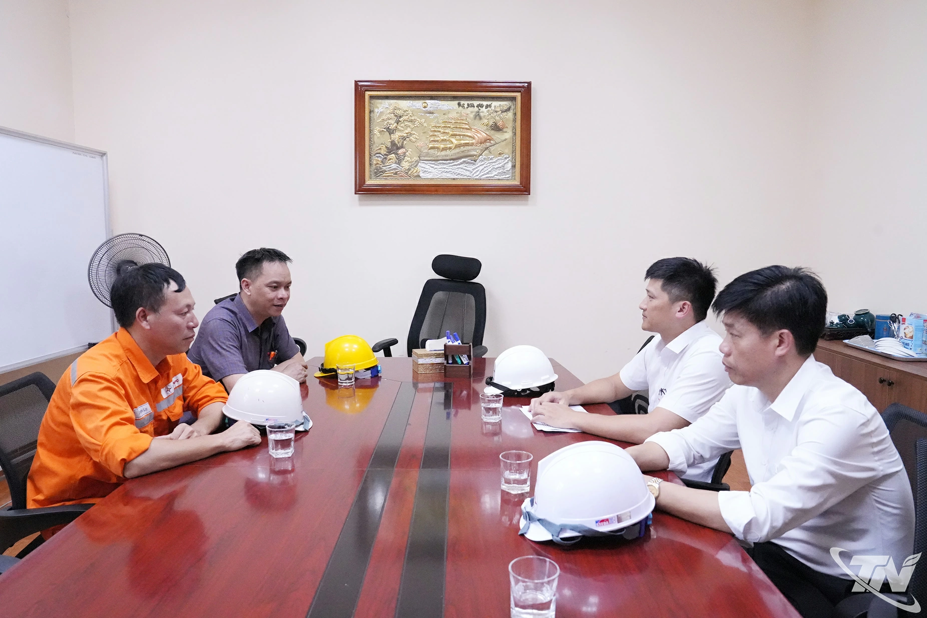 Cán bộ Công ty Điện lực Thái Nguyên làm việc với doanh nghiệp về các giải pháp điều chỉnh phụ tải và sử dụng điện hiệu quả trong mùa nắng nóng.