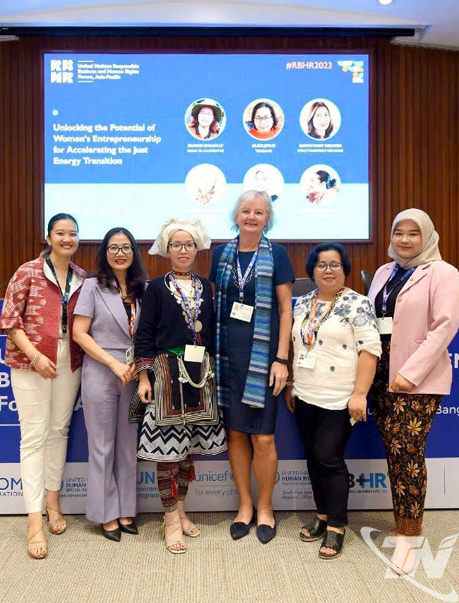 Chị Dương Kh&aacute;nh Ly tham gia Hội nghị tại Bangkok (Th&aacute;i Lan), giới thiệu sản phẩm tr&agrave; hoa v&agrave;ng Nghĩa T&aacute;.