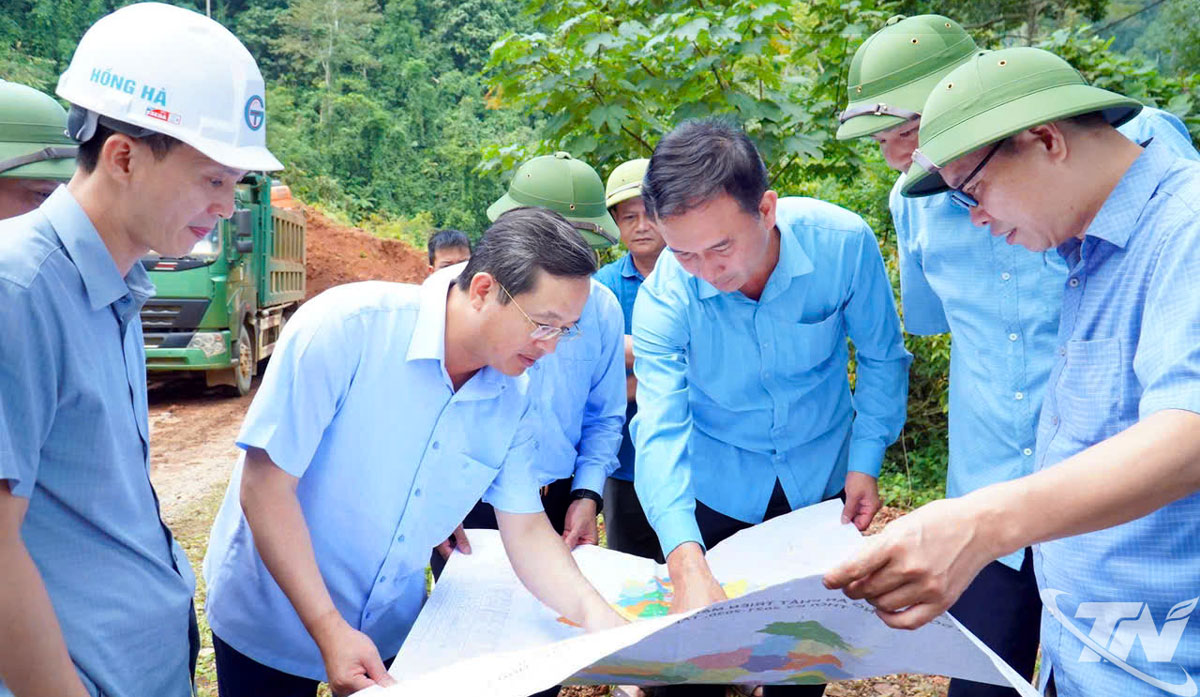 Đồng chí Phạm Hoàng Sơn, Phó Bí thư Tỉnh ủy, Chủ tịch UBND tỉnh kiểm tra công tác khắc phục sạt lở tại tuyến đường tỉnh 253B