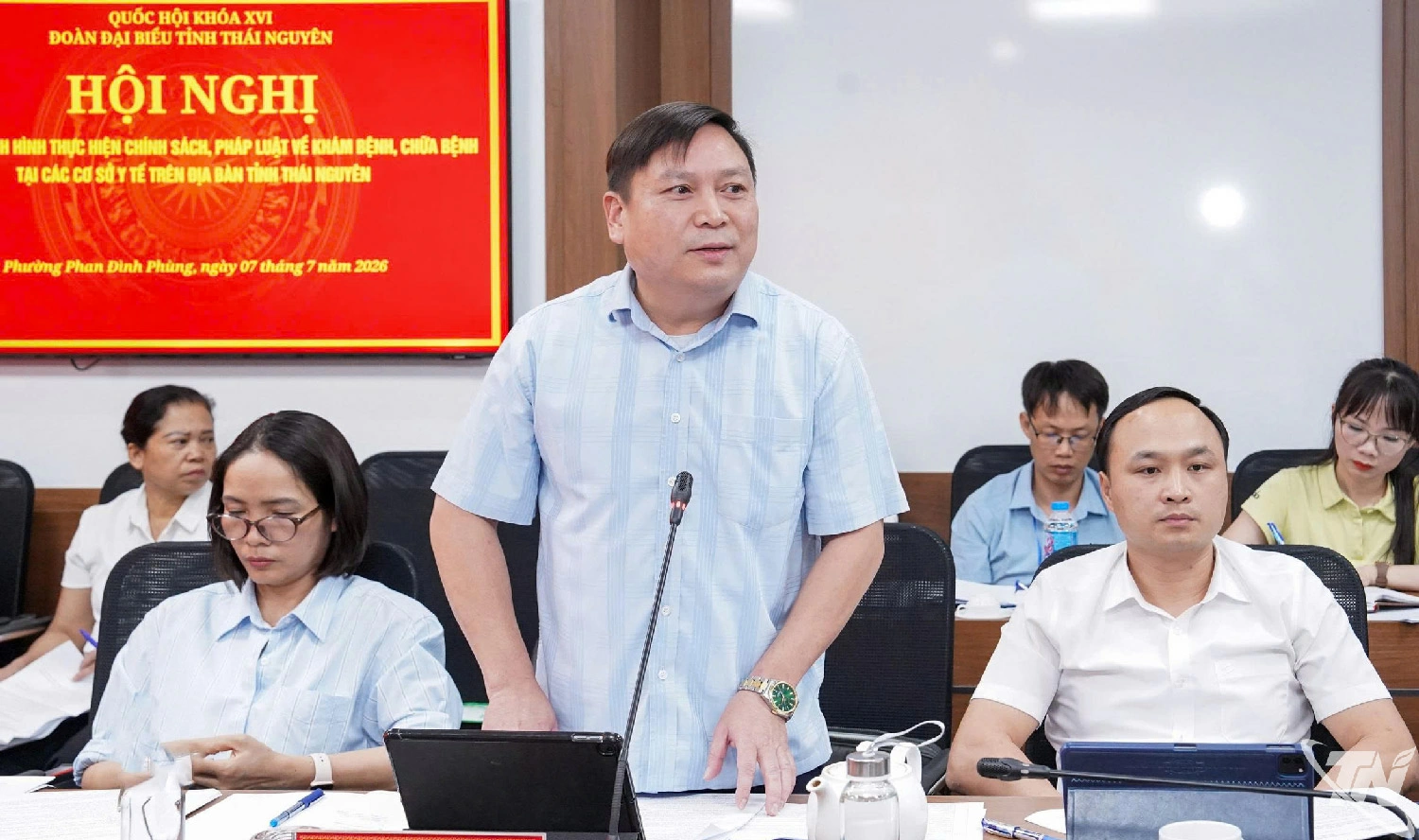 Đại biểu trao đổi tại buổi làm việc.