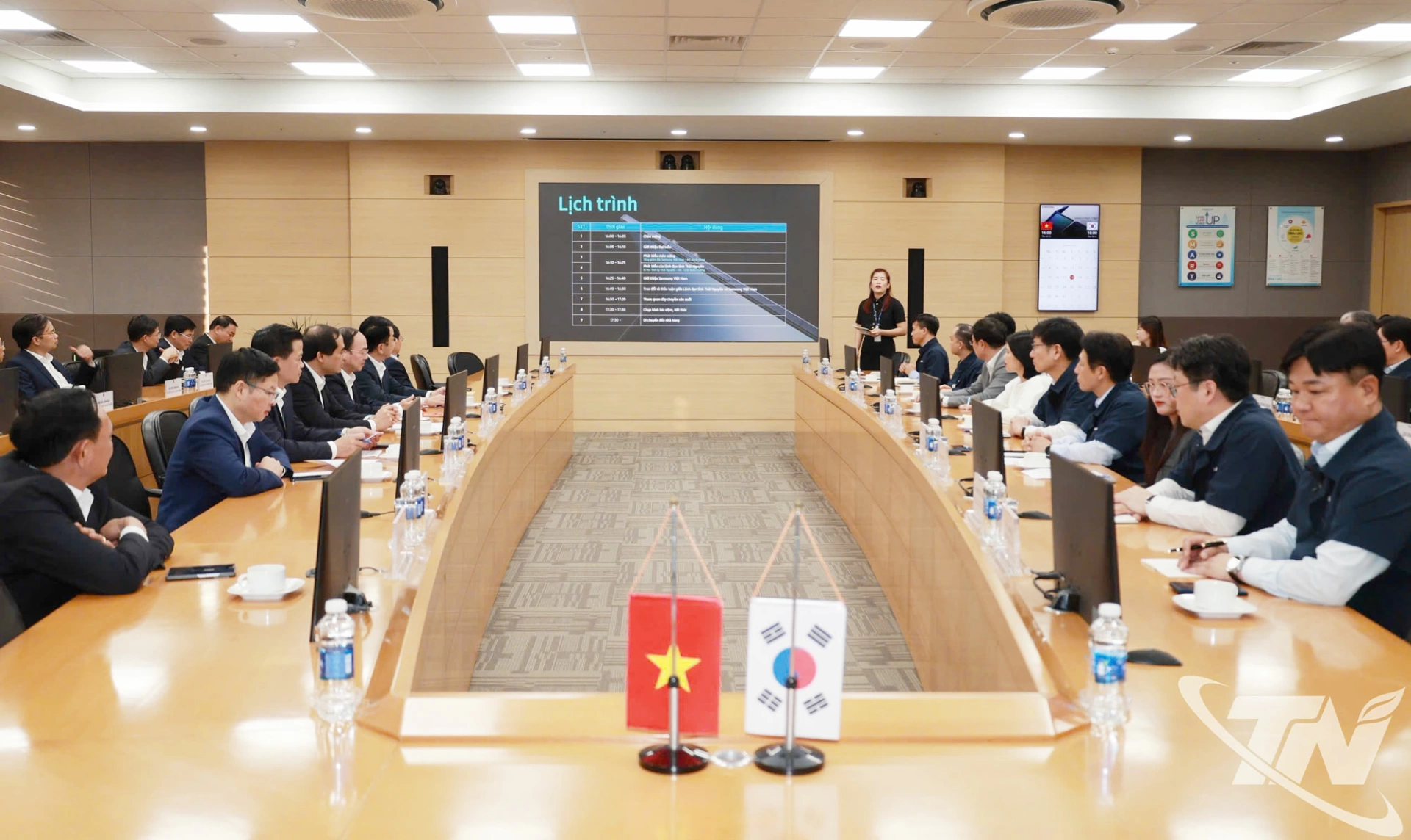 Quang cảnh buổi làm việc.