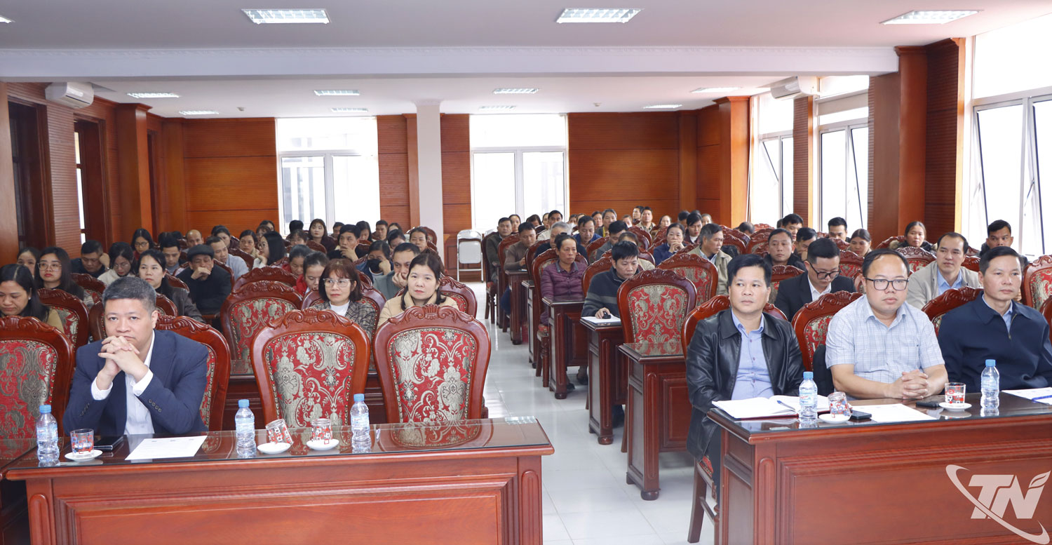 Đại biểu c&aacute;c địa phương, hợp t&aacute;c x&atilde; v&agrave; cơ sở chăn nu&ocirc;i tham dự tập huấn, t&igrave;m hiểu quy tr&igrave;nh chăn nu&ocirc;i lợn sử dụng thức ăn bổ sung ch&egrave; xanh.