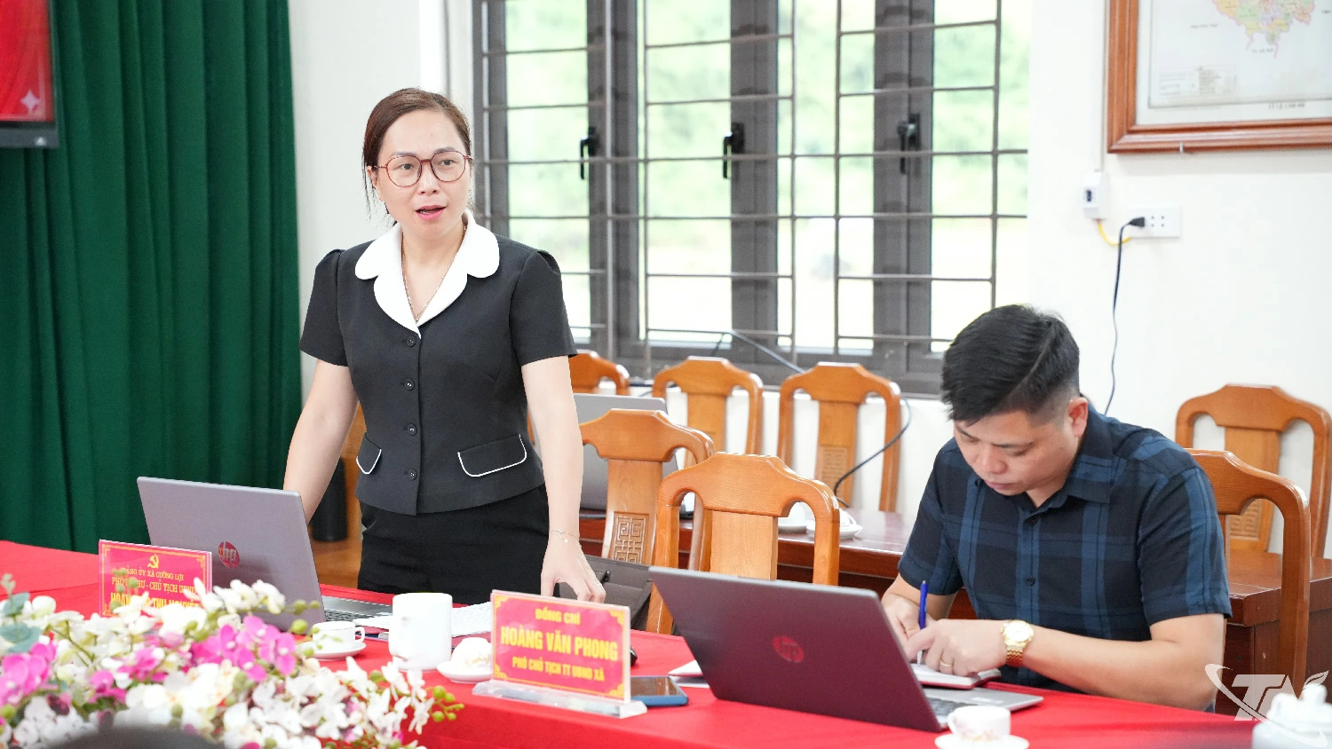 Lãnh đạo xã Cường Lợi giải trình, làm rõ một số nội dung tại buổi khảo sát.