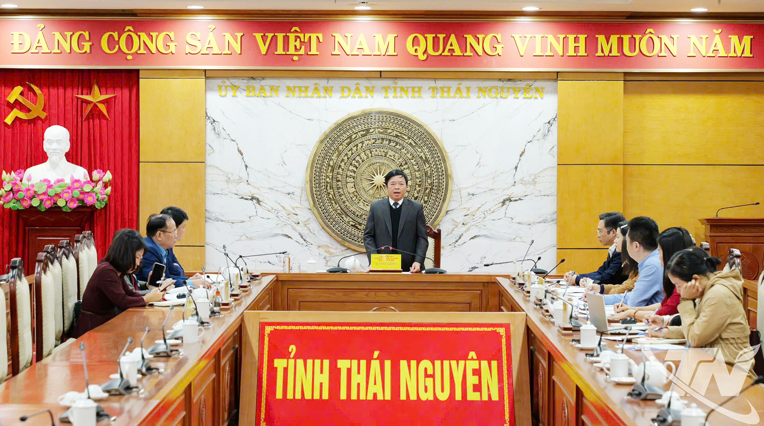 Đồng ch&iacute; Ph&oacute; Chủ tịch Thường trực UBND tỉnh B&ugrave;i Văn Lương chủ tr&igrave; cuộc họp.