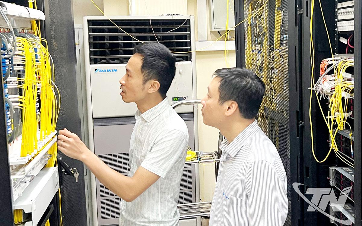 Cán bộ, nhân viên Trung tâm Hạ tầng (Viễn thông Thái Nguyên) kiểm tra thiết bị, hạ tầng kỹ thuật, bảo đảm hệ thống thông tin vận hành ổn định.