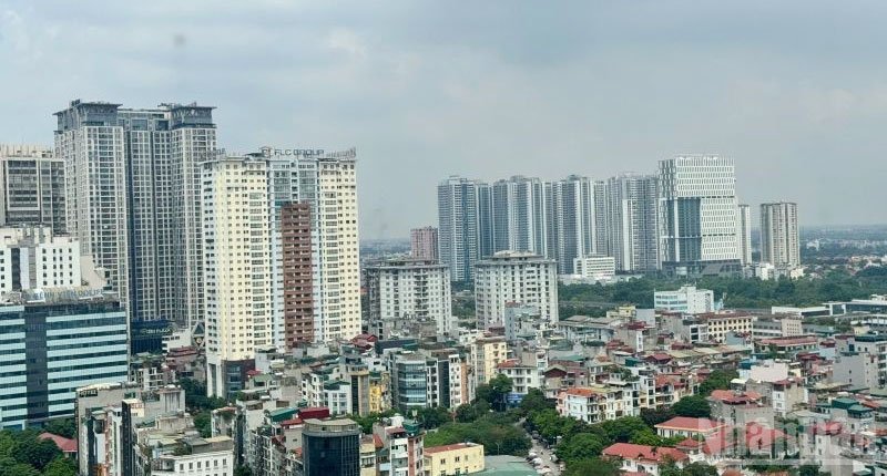 Thị trường bất động sản Việt Nam còn nhiều tiềm năng và dư địa phát triển nhưng giá nhà tăng “nóng”, vượt xa thu nhập thực tế và làm gia tăng khoảng cách giữa người có bất động sản với người chưa thể sở hữu nhà ở.