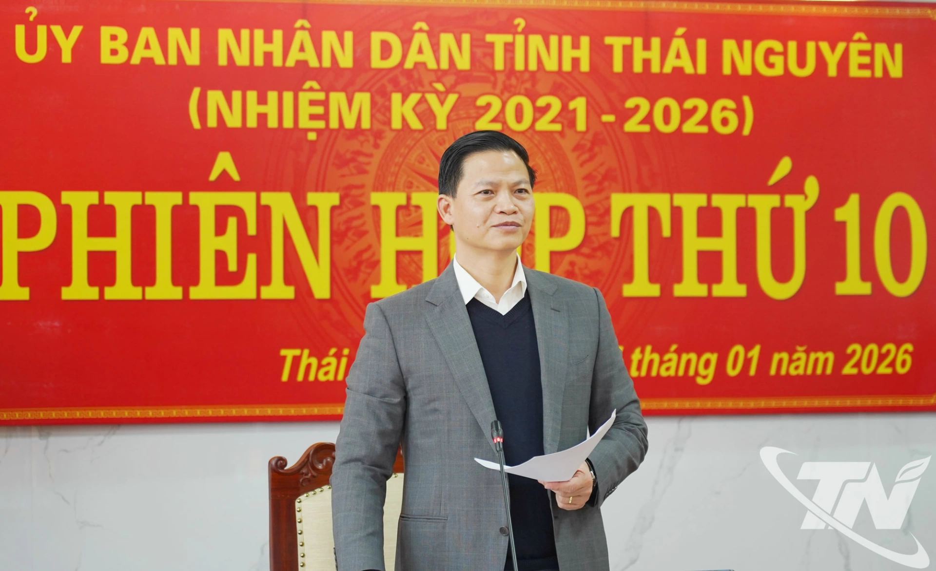 Đồng ch&iacute; Chủ tịch UBND tỉnh Vương Quốc Tuấn ph&aacute;t biểu chỉ đạo tại Phi&ecirc;n họp.