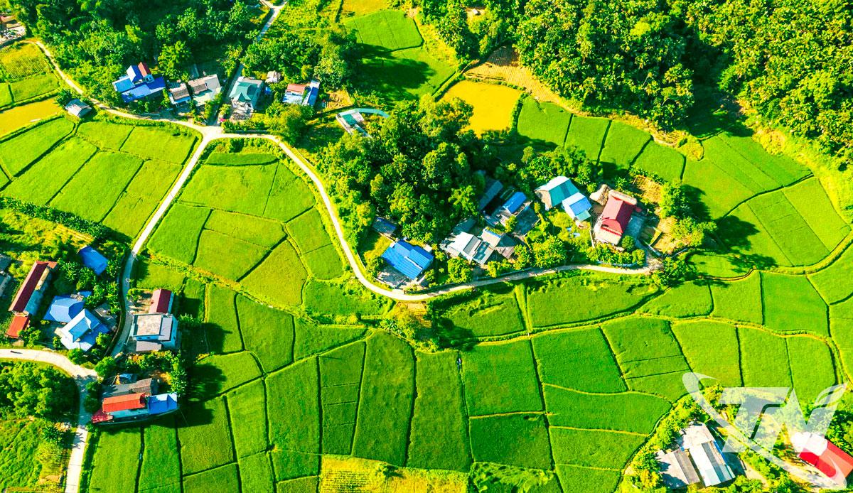 Nhiều làng quê trên địa bàn tỉnh Thái Nguyên đang đổi thay từng ngày với cảnh quan nông thôn khang trang, đường làng sạch đẹp, đời sống người dân ngày càng được nâng cao. Trong ảnh: Diện mạo nông thôn mới ở xã Bình Yên. Ảnh T.L