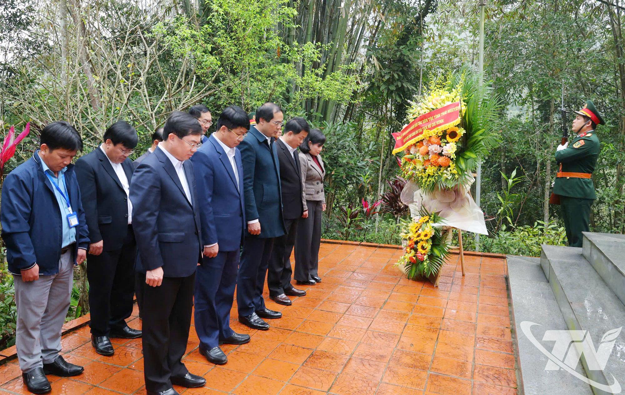 Đồng chí Bí thư Tỉnh ủy và Đoàn công tác đến dâng hương tại Di tích Quốc gia Nà Pậu.  