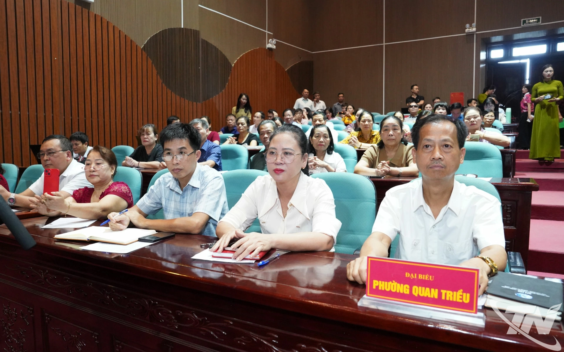Cử tri các xã, phường dự buổi tiếp xúc.