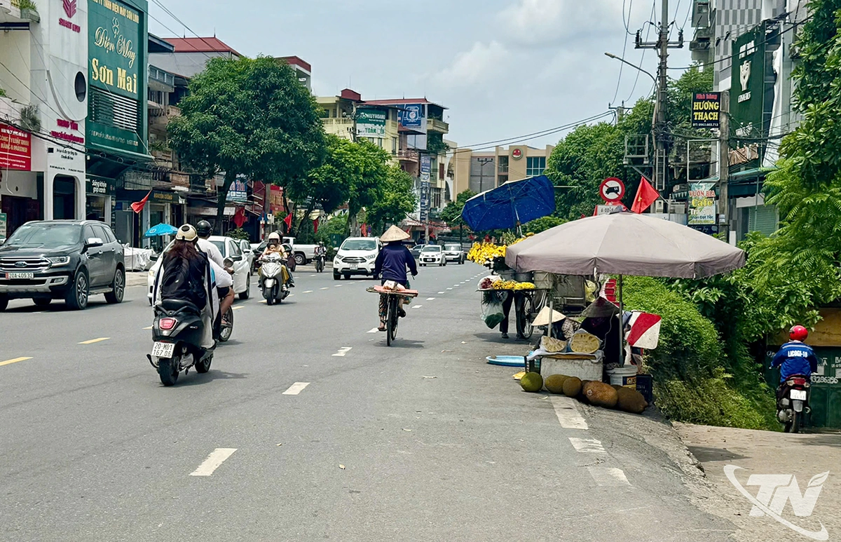 Tình trạng lấn chiếm lòng, lề đường để kinh doanh, bán hàng vẫn xảy ra tại một số tuyến đường nội thị của phường Phan Đình Phùng.