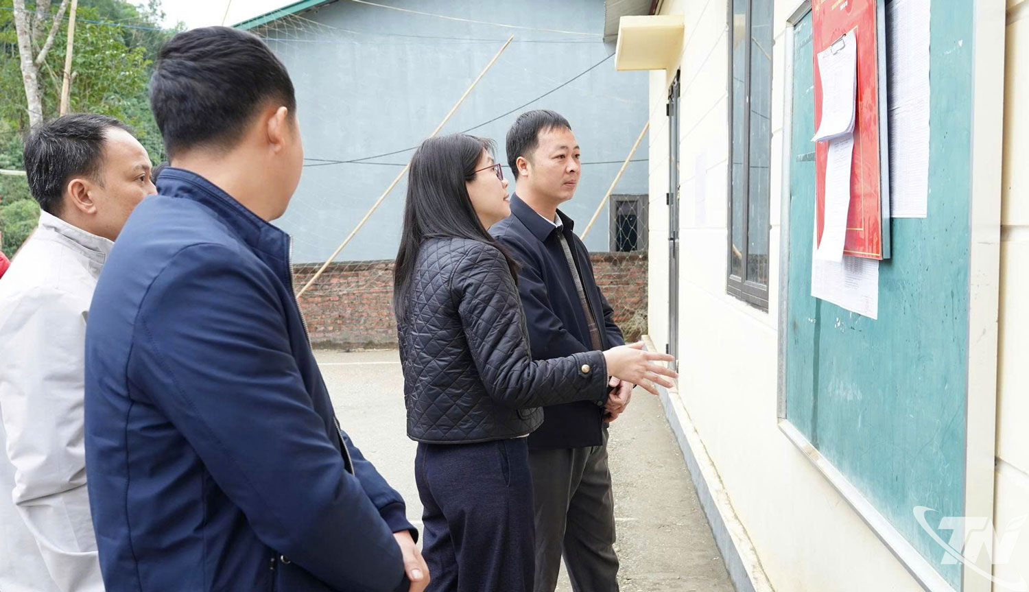 Đoàn công tác kiểm tra công tác chuẩn bị bầu cử tại xã Thanh Mai.