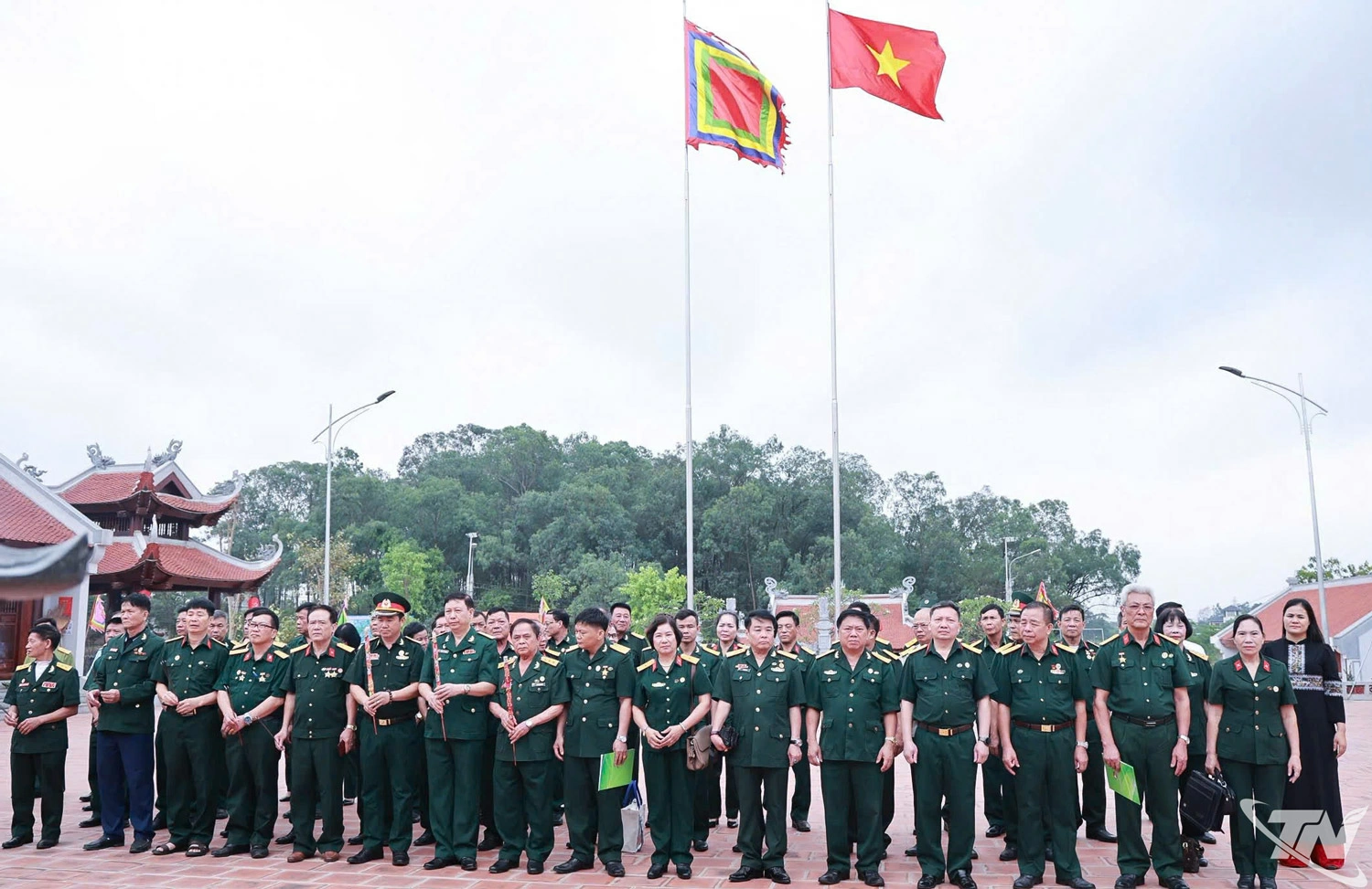 Đoàn đại biểu Hiệp hội Doanh nhân Cựu chiến binh tỉnh Thái Nguyên dâng hương tại Đền thờ Lý Nam Đế, phường Vạn Xuân.