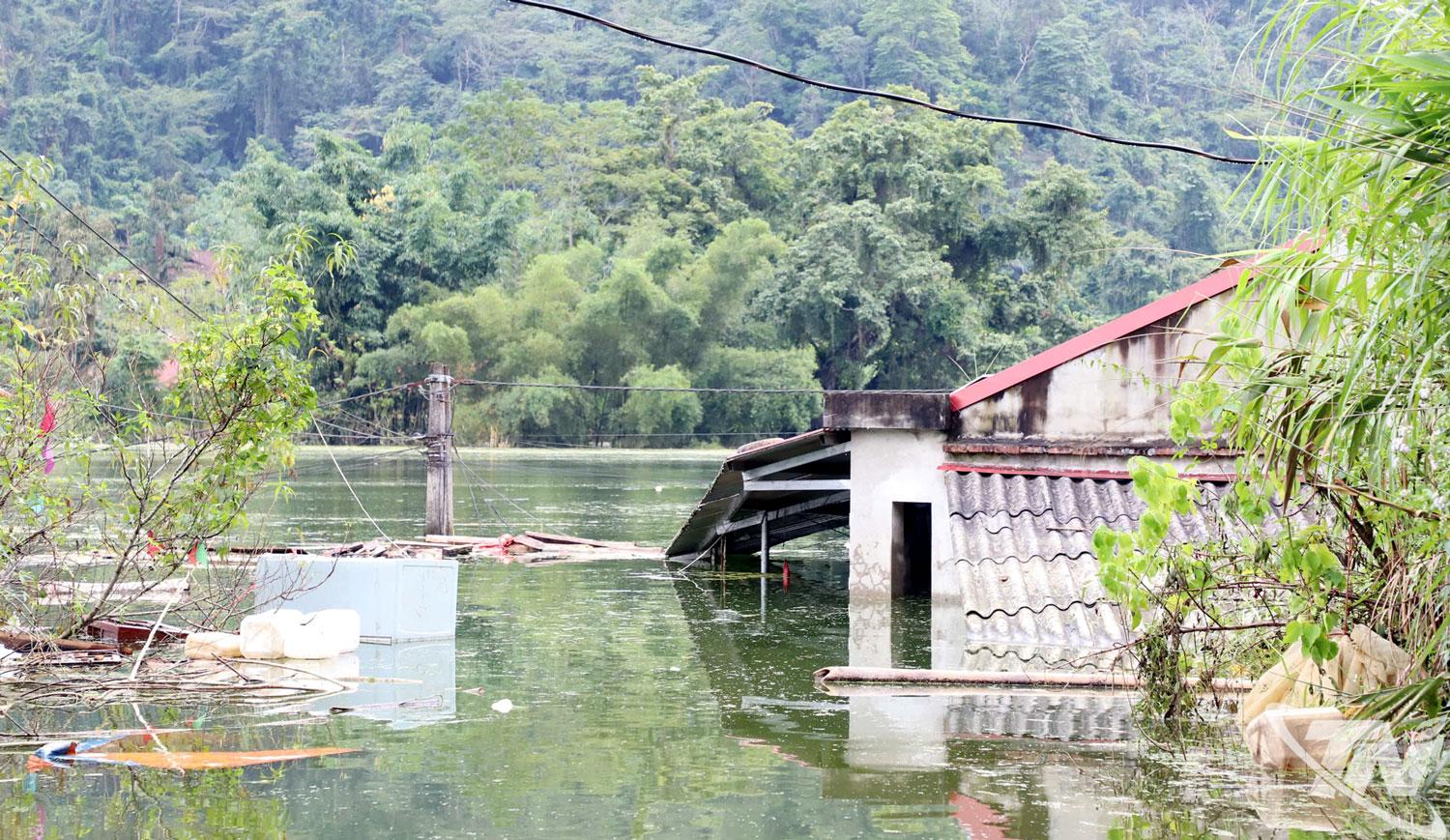 Một ngôi nhà ở thôn Kim Vân ngập sâu trong nước.
