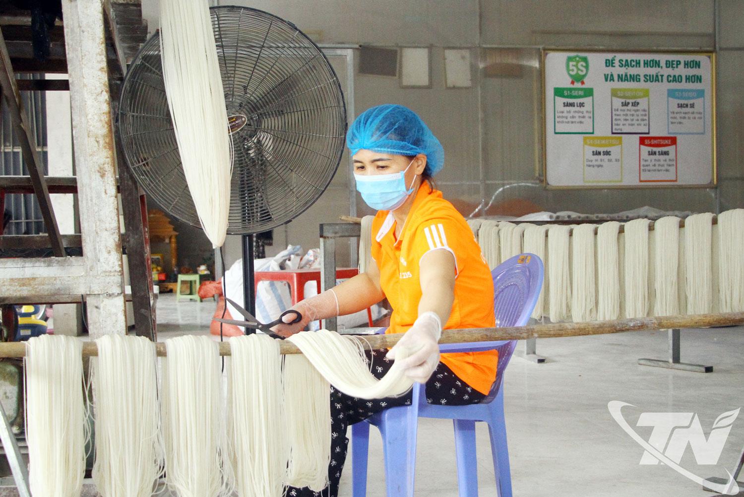 HTX mỳ, bún khô Tiến Diện tạo việc làm cho 6 lao động địa phương, với mức thu nhập trung bình 7 triệu đồng/người/tháng.