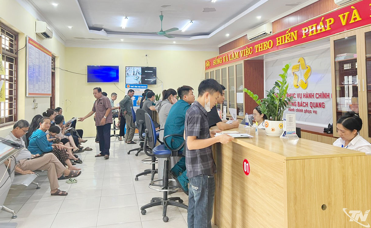 Người dân đến giao dịch tại Trung tâm Phục vụ hành chính công phường Bách Quang.