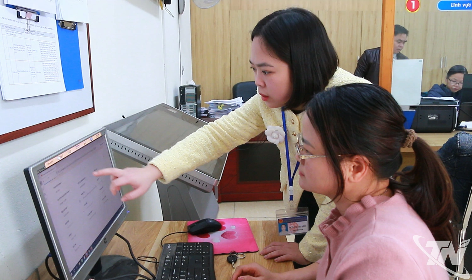 Công chức Trung tâm Phục vụ hành chính công phường Bá Xuyên hướng dẫn người dân 