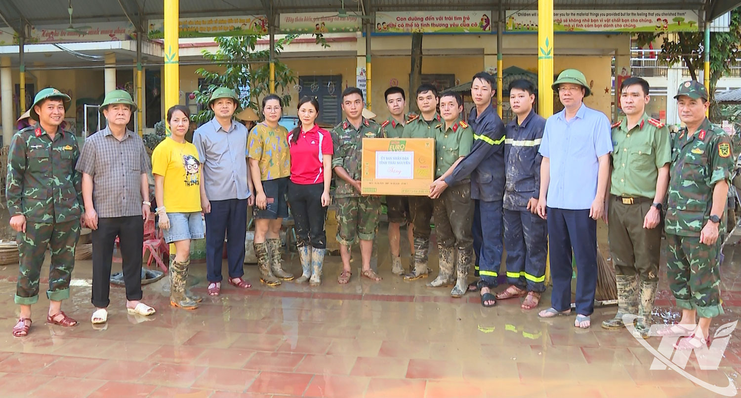 Đồng chí Chủ tịch UBND tỉnh tặng quà, động viên lực lượng làm nhiệm vụ tại Trường Mầm non Túc Duyên.